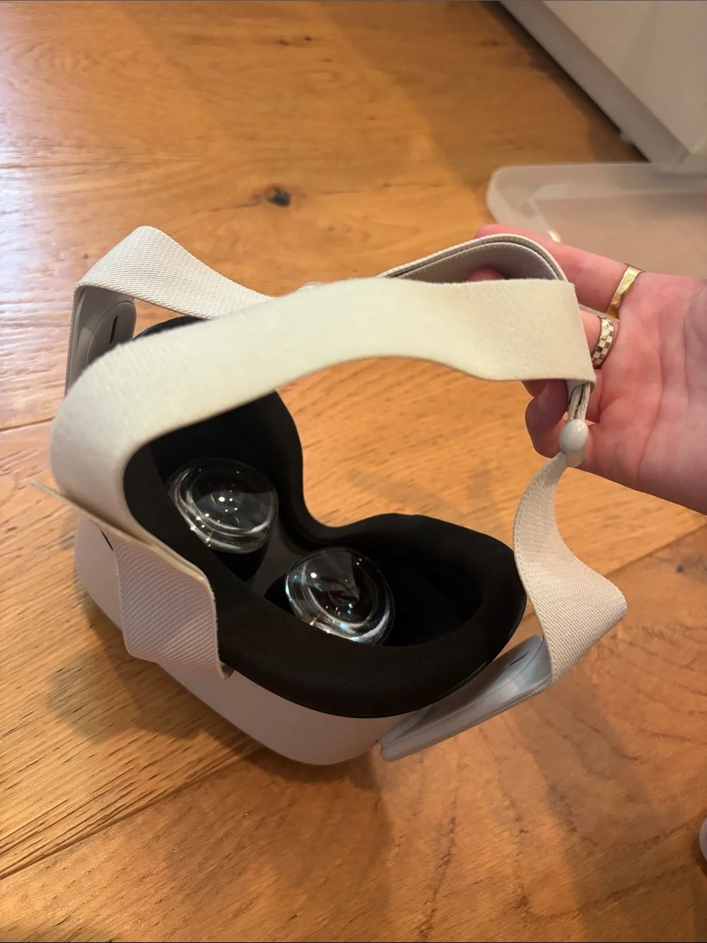 Light Cream Standalone VR Headset with Matching Controllers